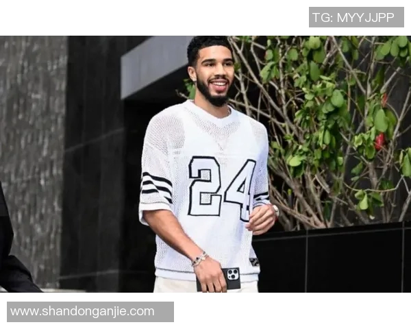 足球球星场下时尚穿搭全解析展现运动与潮流完美融合 足球球星场下时尚穿搭全解析展现运动与潮流完美融合