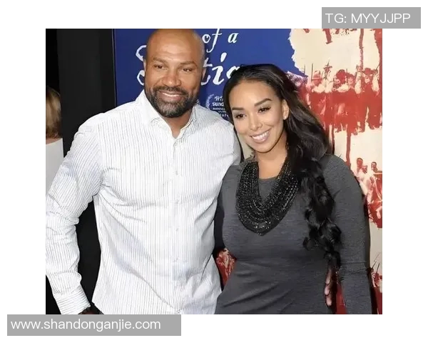 足球球星背后的美丽妻子们:从模特到女演员她们的光彩与故事 足球球星背后的美丽妻子们:从模特到女演员她们的光彩与故事